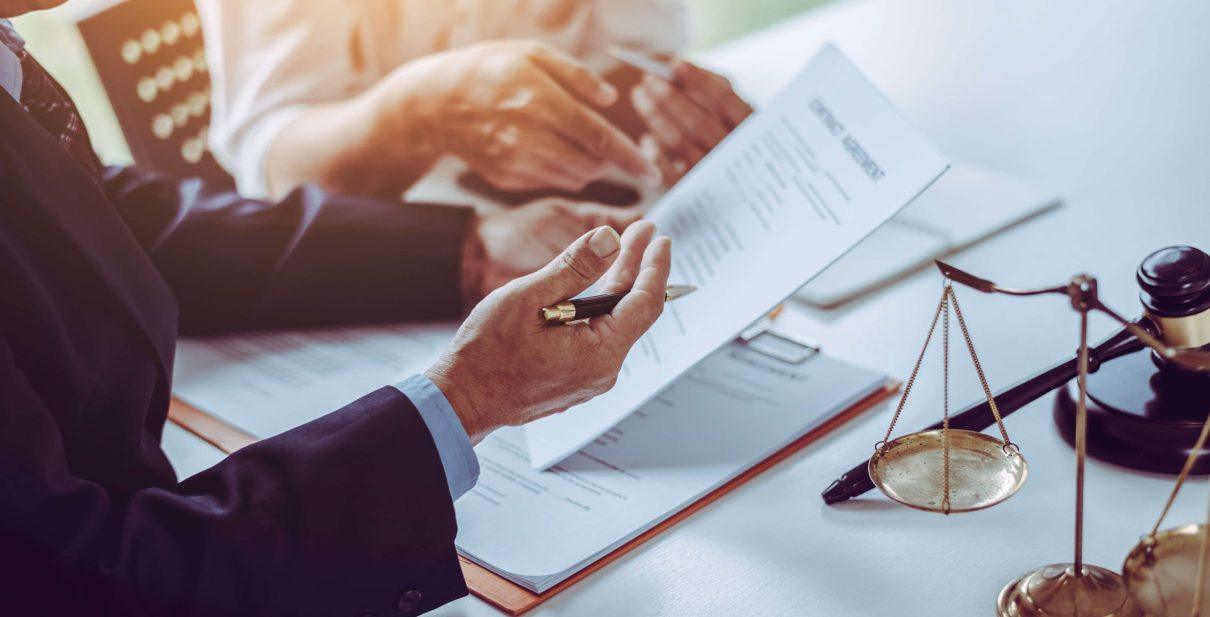 Attorney explaining probate fees in Illinois and Missouri